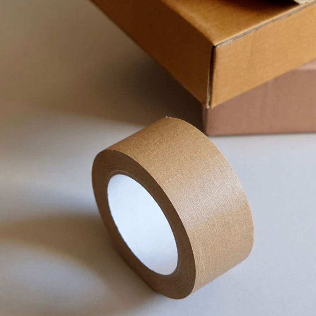 Cinta adhesiva ecológica de papel kraft 50 m x 48 mm, precinto reciclable para embalaje y envíos sostenibles.