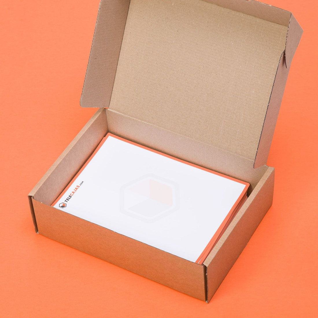 Caja postal automontable de cartón marrón con tapa, medidas interiores 33x25x10 cm. Ideal para envíos ecommerce, packaging ecológico y protección en el transporte. Fabricada en canal simple reforzada