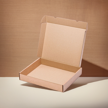 Caja de embalaje muy robusta de cartón marrón kraft con medidas interiores 43x35x7 cm. Diseño automontable troquelada con tapa robusta y sin asas para mayor discreción. Perfecta para packaging ecológico de productos planos, libros, catálogos o ropa doblad
