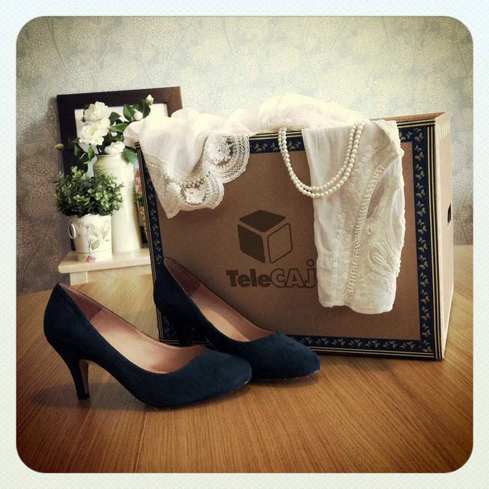 Caja de carton con zapatos de mujer