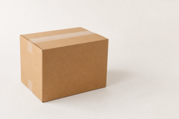Caja de mudanza de 40x30x30 cm cerrada con precinto transparente en cierre en H