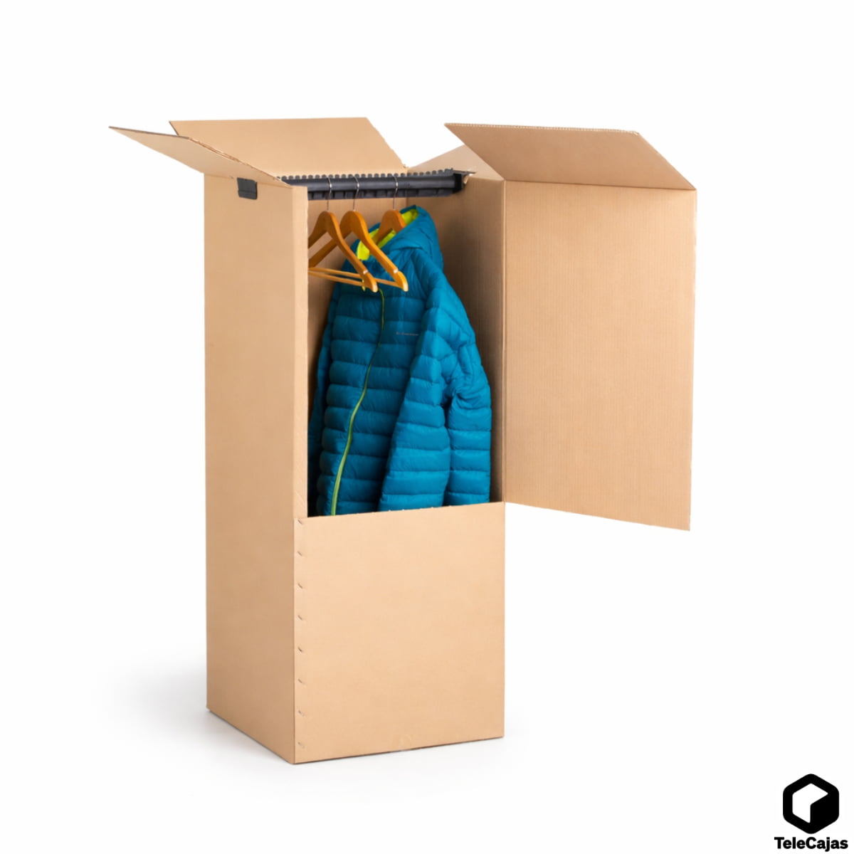 Caja de cartón portátil tipo armario para transporte y almacenaje de ropa, con barra interior y chaquetas colgadas.