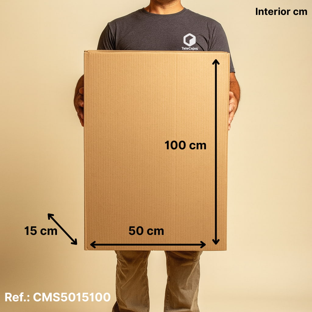 Modelo con Caja alta rectangular de cartón ondulado 50x15x100 cm, resistente y ecológica para envíos y almacenaje de productos largos.