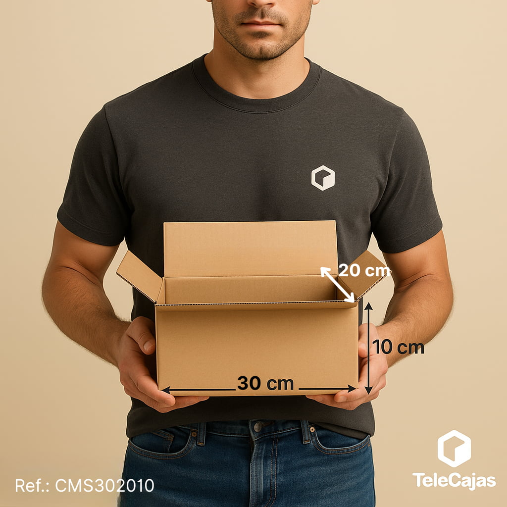 Modelo con Caja de embalaje resistente y discreta de canal simple, medidas interiores 30x20x10 cm. Packaging ecológico, perfecto para envíos postales anónimos, sin asas, ecommerce, paquetería o almacenaje en casa. Fabricada en cartón reciclado.