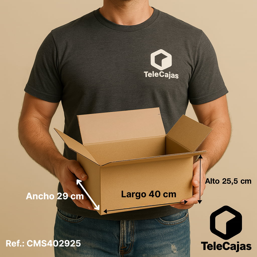 Hombre con Caja de embalaje resistente de canal simple en color marrón kraft, con medidas interiores de 40x29x25,5 cm. Perfecta para envíos ecommerce, mudanzas o almacenaje de objetos alargados. Packaging ecológico fabricado en cartón reciclado, sin asas ni impresiones para mayor discreción
