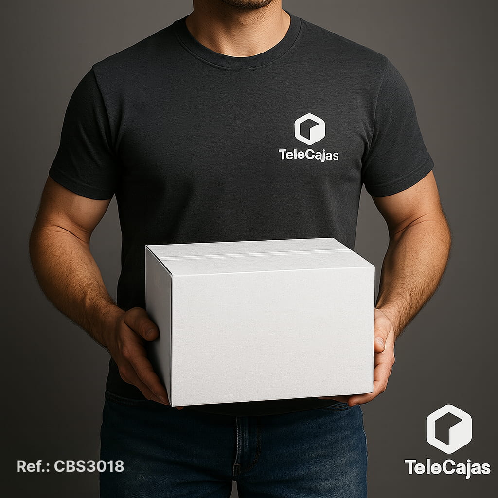 Hombre con Caja de embalaje folios A4 mediana y robusta de 305x228x183 mm en color blanco interior y exterior. Perfecta para packaging ecológico de productos ligeros, envíos por mensajería o protección de objetos delicados. Fabricada en cartón reciclado de canal simple, ideal para negocios online que buscan una presentación cuidada y funcional.