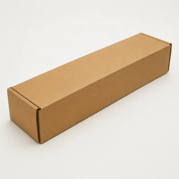 Caja de cartón larga y estrecha de color kraft, vista en perspectiva sobre fondo blanco