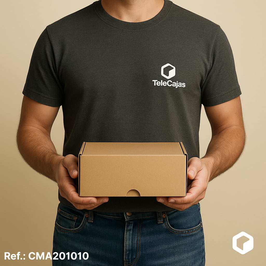 Hombre con Cajita de embalaje resistente de canal simple reforzado, automontable y anónima, fabricada en cartón reciclado kraft. Dimensiones interiores 20x10x10 cm. Perfecta para packaging ecológico de productos ligeros, regalos corporativos, detalles de boda o envíos postales compactos. Su diseño con tapa asegura una presentación profesional sin necesidad de cinta adhesiva.