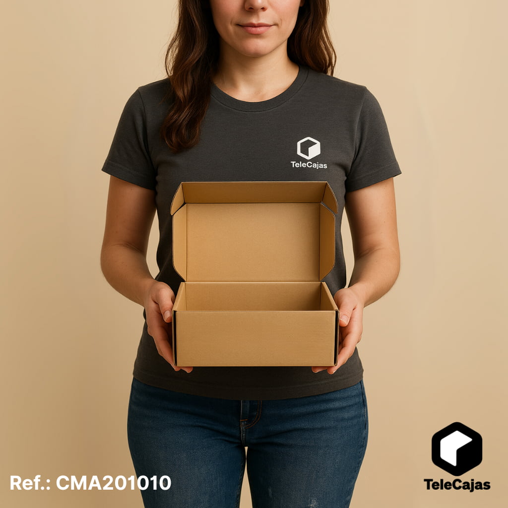 Mujer con Cajita de embalaje resistente de canal simple reforzado, automontable y anónima, fabricada en cartón reciclado kraft. Dimensiones interiores 20x10x10 cm. Perfecta para packaging ecológico de productos ligeros, regalos corporativos, detalles de boda o envíos postales compactos. Su diseño con tapa asegura una presentación profesional sin necesidad de cinta adhesiva.