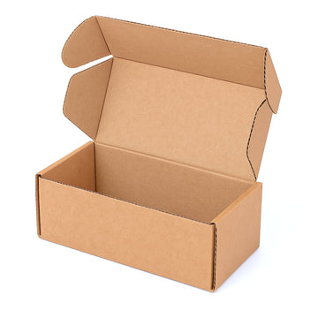Cajita de embalaje resistente de canal simple reforzado, automontable y anónima, fabricada en cartón reciclado kraft. Dimensiones interiores 20x10x10 cm. Perfecta para packaging ecológico de productos ligeros, regalos corporativos, detalles de boda o envíos postales compactos. Su diseño con tapa asegura una presentación profesional sin necesidad de cinta adhesiva.
