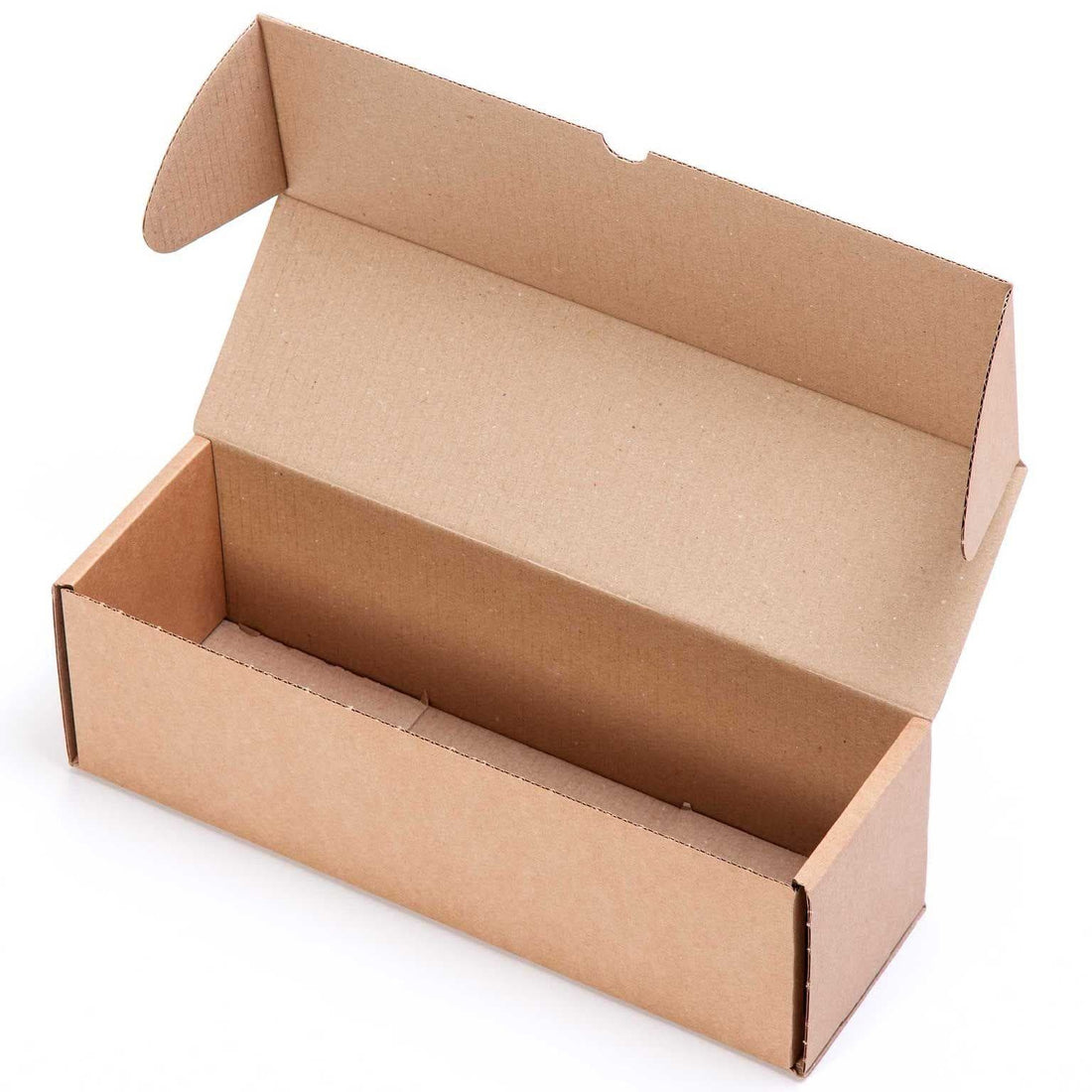 Caja de embalaje resistente automontable de medidas interiores 36x12x12 cm en color kraft, fabricada en cartón reforzado de canal simple. Perfecta como packaging ecológico para tiendas online, envío de botellas, productos alargados o artículos promocionales. Su diseño compacto y robusto la convierte en una opción eficaz para envíos por mensajería o almacenaje doméstico.