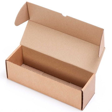 Caja de embalaje resistente automontable de medidas interiores 36x12x12 cm en color kraft, fabricada en cartón reforzado de canal simple. Perfecta como packaging ecológico para tiendas online, envío de botellas, productos alargados o artículos promocionales. Su diseño compacto y robusto la convierte en una opción eficaz para envíos por mensajería o almacenaje doméstico.