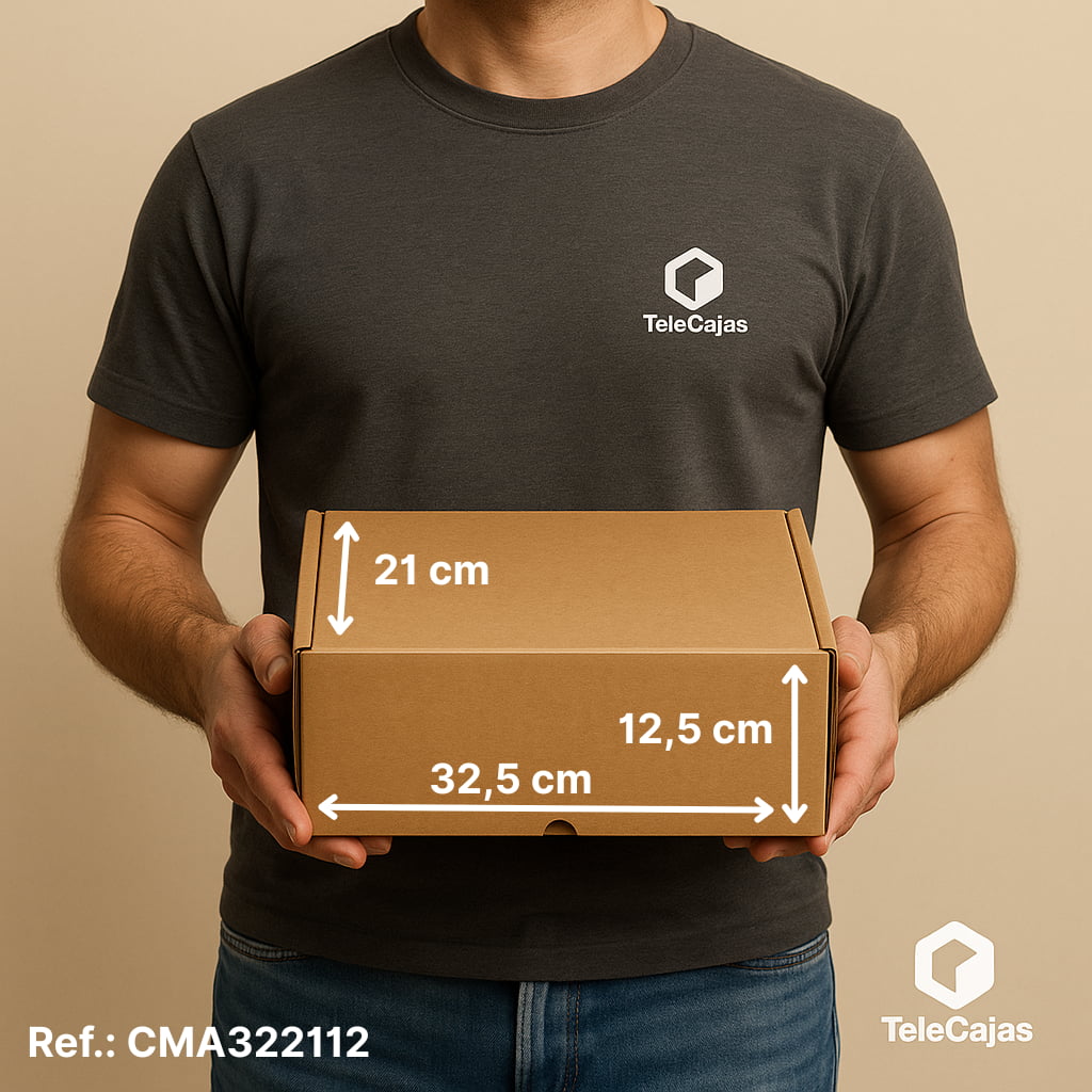 Modelo con Caja postal automontable de cartón marrón con tapa resistente, medidas interiores 32,5x21x12,5 cm. Perfecta para packaging ecológico de calzado, moda u otros productos delicados. Fabricada en cartón reforzado de canal simple, esta caja de embalaje resistente es ideal para envíos ecommerce, logística de tiendas online o almacenaje en boutiques. Su diseño sin asas ni impresiones garantiza una presentación anónima y profesional.