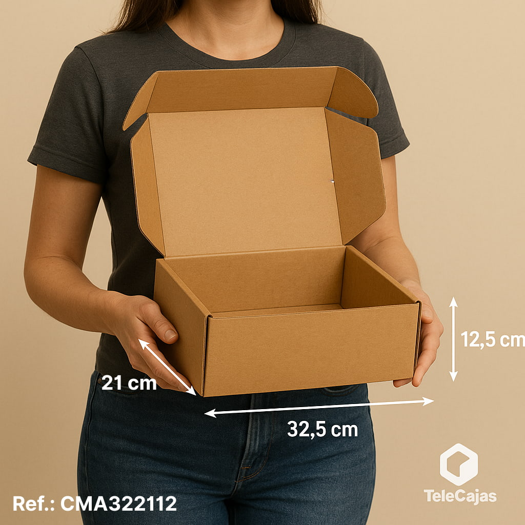 Mujer con Caja postal automontable de cartón marrón con tapa resistente, medidas interiores 32,5x21x12,5 cm. Perfecta para packaging ecológico de calzado, moda u otros productos delicados. Fabricada en cartón reforzado de canal simple, esta caja de embalaje resistente es ideal para envíos ecommerce, logística de tiendas online o almacenaje en boutiques. Su diseño sin asas ni impresiones garantiza una presentación anónima y profesional.