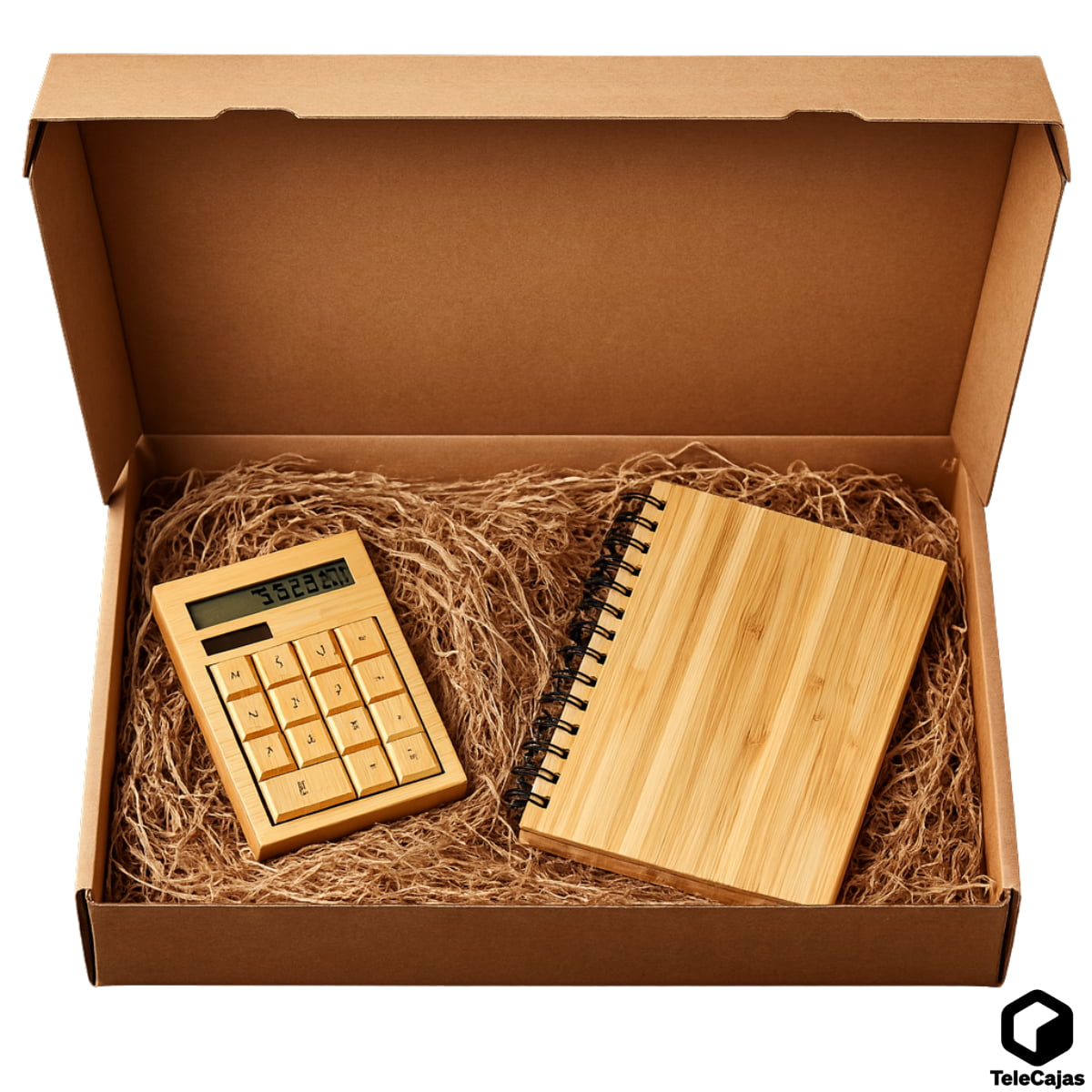 Caja de cartón abierta con una calculadora y una libreta de bambú sobre relleno de papel viruta marrón