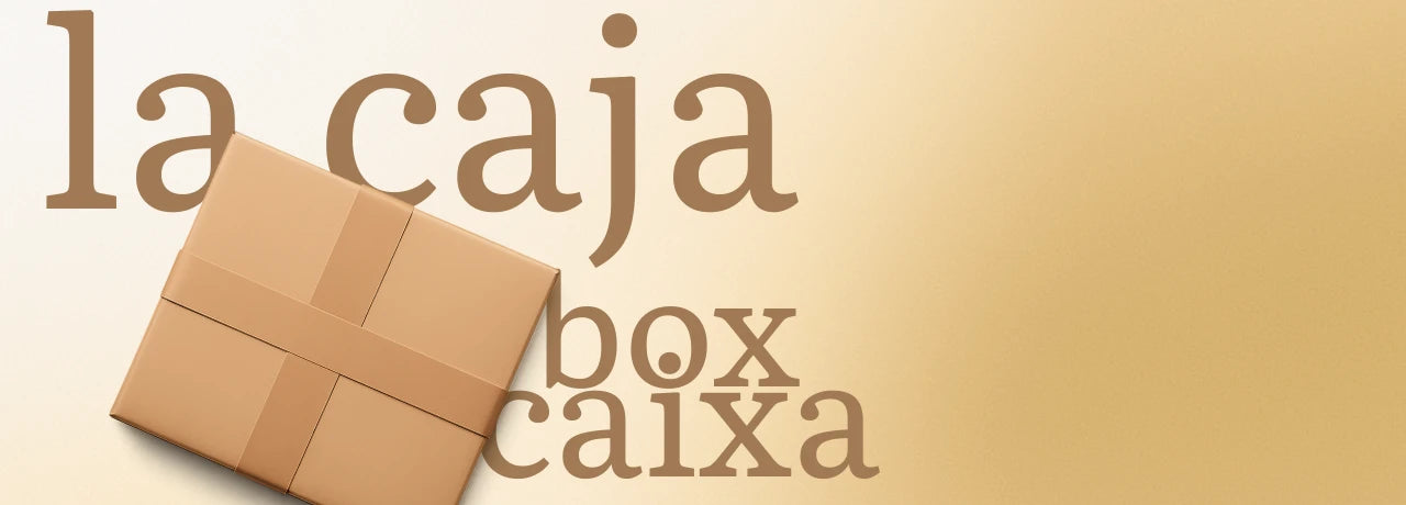 Caja de cartón ecológica en primer plano, con las palabras ‘la caja’, ‘box’ y ‘caixa’ en diferentes idiomas, representando embalaje versátil para todo tipo de envíosslider_item_3rirLN