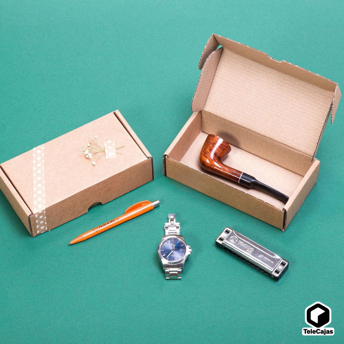Atrezzo con Cajita postal automontable de cartón marrón kraft 16x10x5 cm, robusta y resistente para envíos postales, ecommerce o pequeños productos.