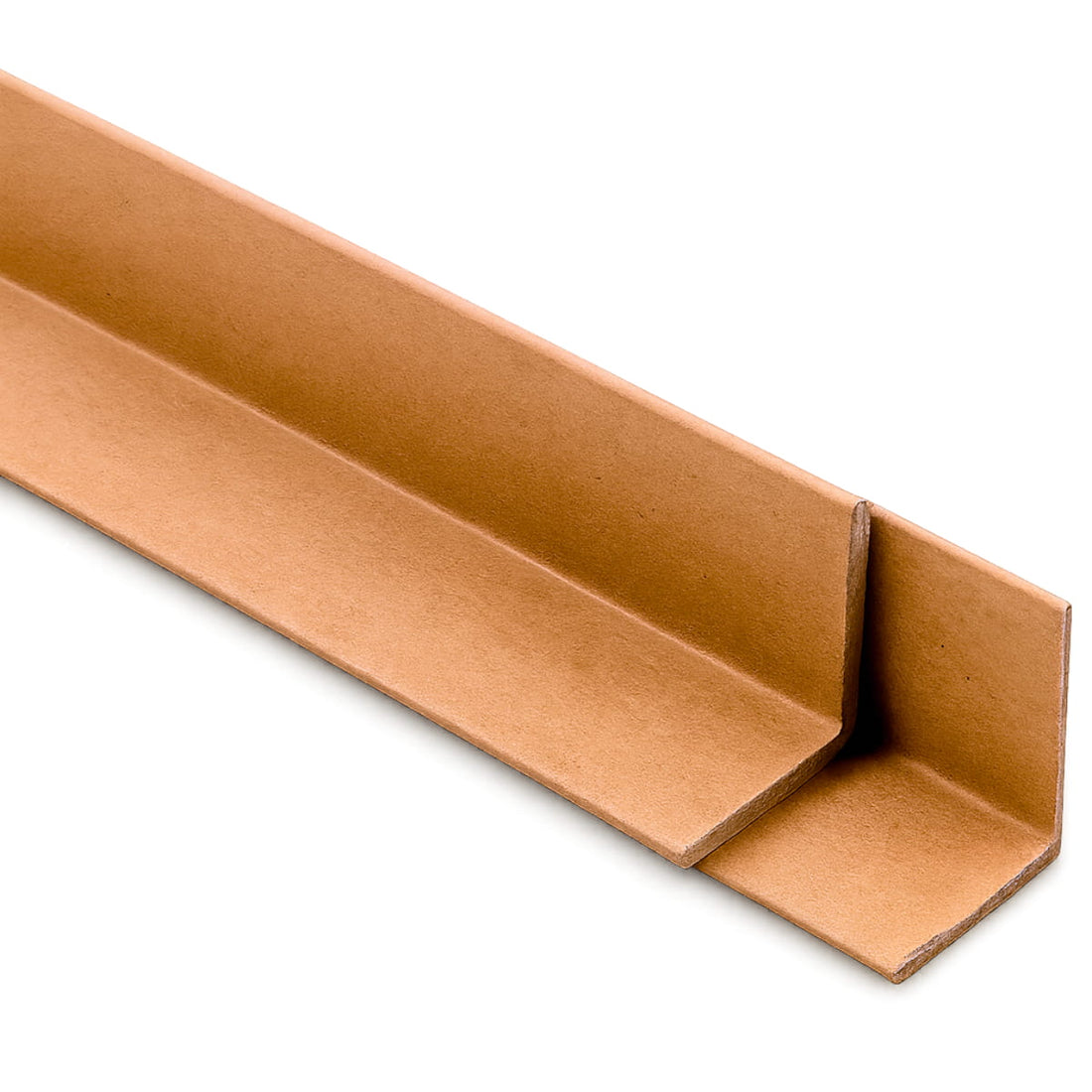 Cantonera Muy Robusta de cartón compacto en forma de esquina, diseñada para reforzar y proteger los bordes de los palets durante el transporte o almacenaje. Ideal para asegurar cargas y evitar daños en esquinas en entornos logísticos con pallets. Este packaging ecológico está fabricado en cartón reciclado, siendo una solución sostenible y eficiente para empresas que buscan mejorar su protección con materiales resistentes. 
