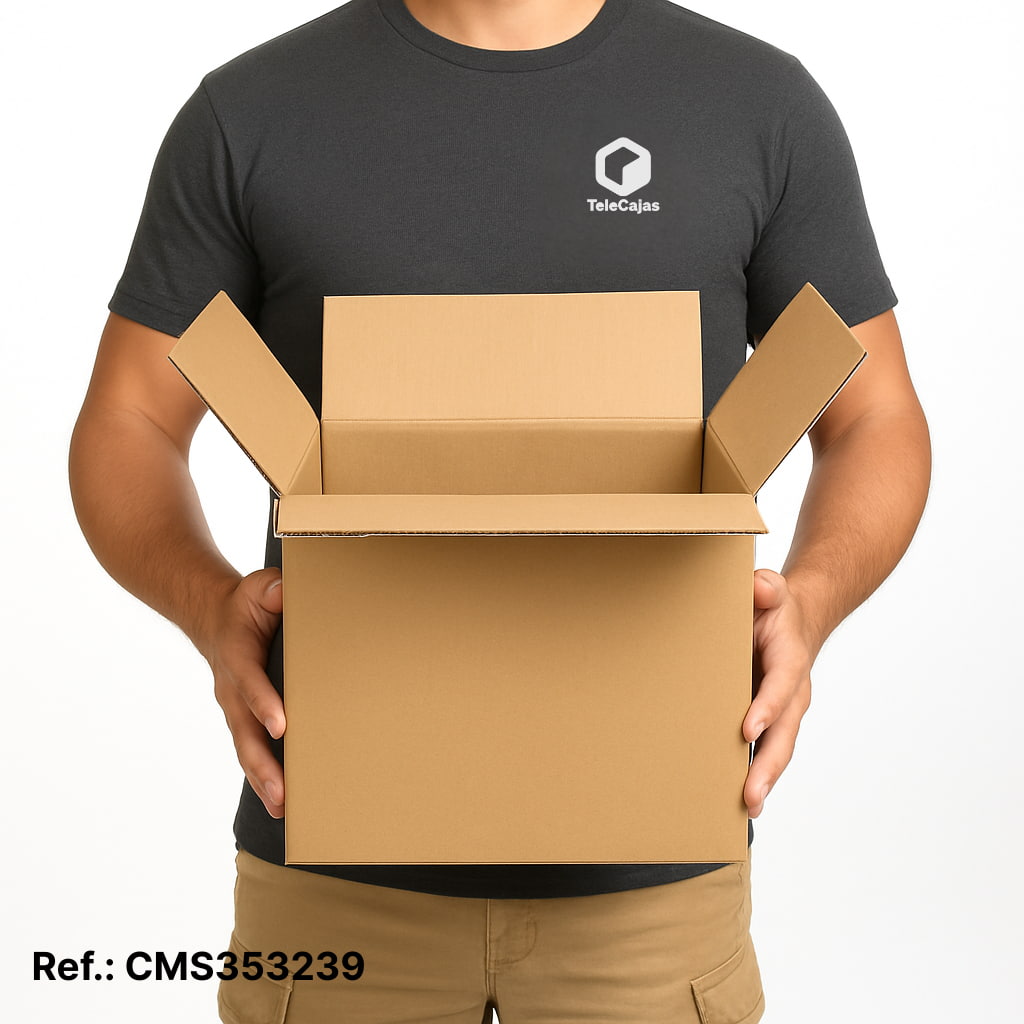 Modelo con Caja de cartón marrón de canal simple 34,7x32,5x39,2 cm, ideal para embalaje, envíos ecommerce o almacenaje doméstico.