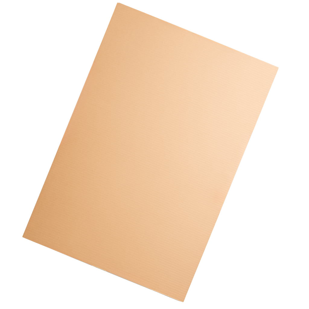 Plancha de cartón ondulado marrón kraft de gran formato, tamaño 120x80 cm. superficie palet europeo. Perfecta para manualidades escolares, proyectos creativos, protección de superficies o embalaje a medida. Este packaging ecológico está fabricado con cartón reciclado, es resistente y ligero, ideal también para decoración DIY o refuerzos estructurales en cajas de envío.