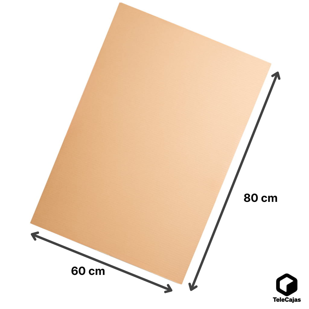 Plancha de cartón kraft 80x60 cm sostenida por persona, ideal para manualidades, proyectos escolares o refuerzo de embalajes.