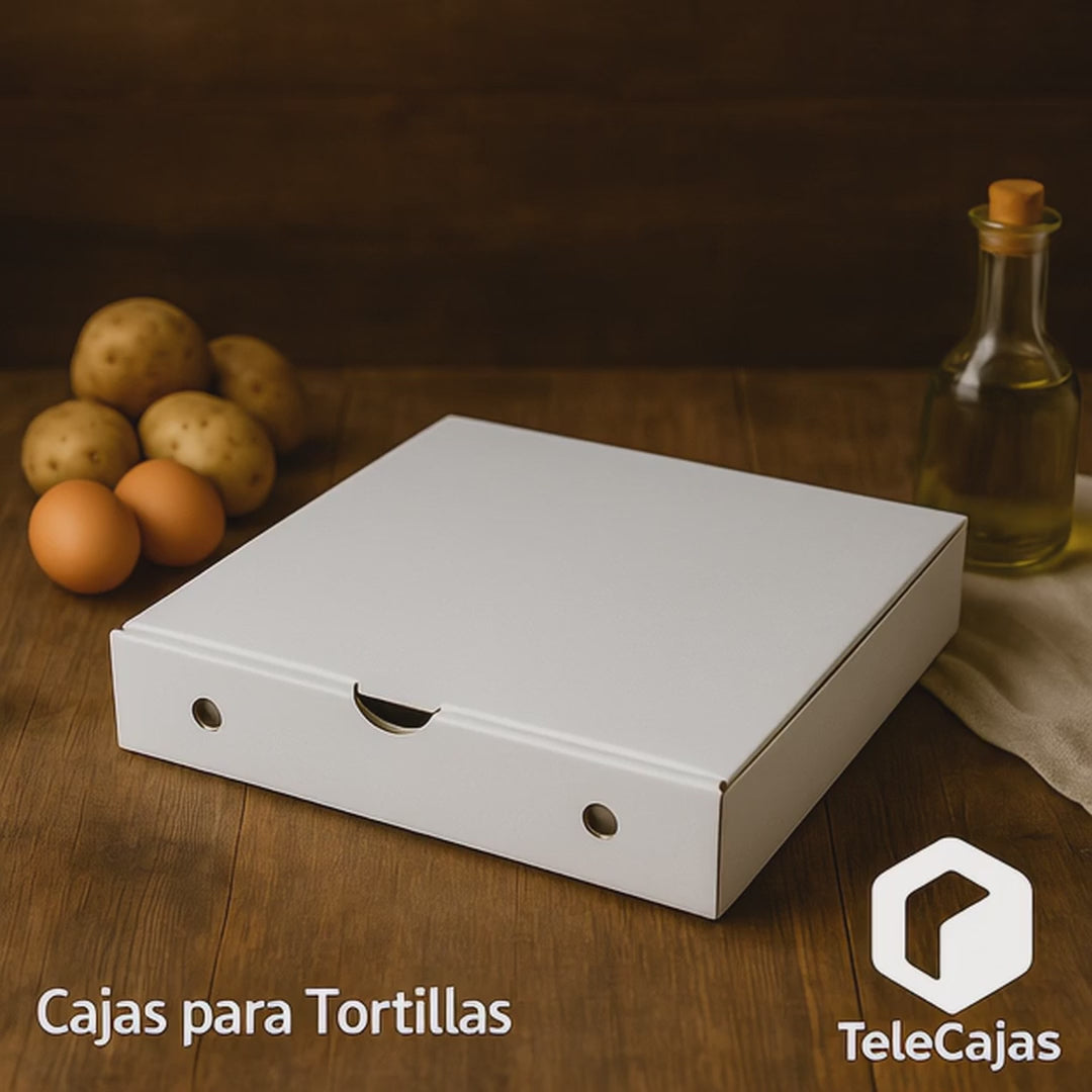 Video Caja de embalaje blanca y anónima de medida 23x23x5 cm, perfecta para transportar tortillas españolas u otros platos preparados como empanadas. Packaging alimentario resistente, sin impresiones cerrada, fabricado en cartón reciclado. Ideal para hostelería, comida para llevar, eventos o catering.