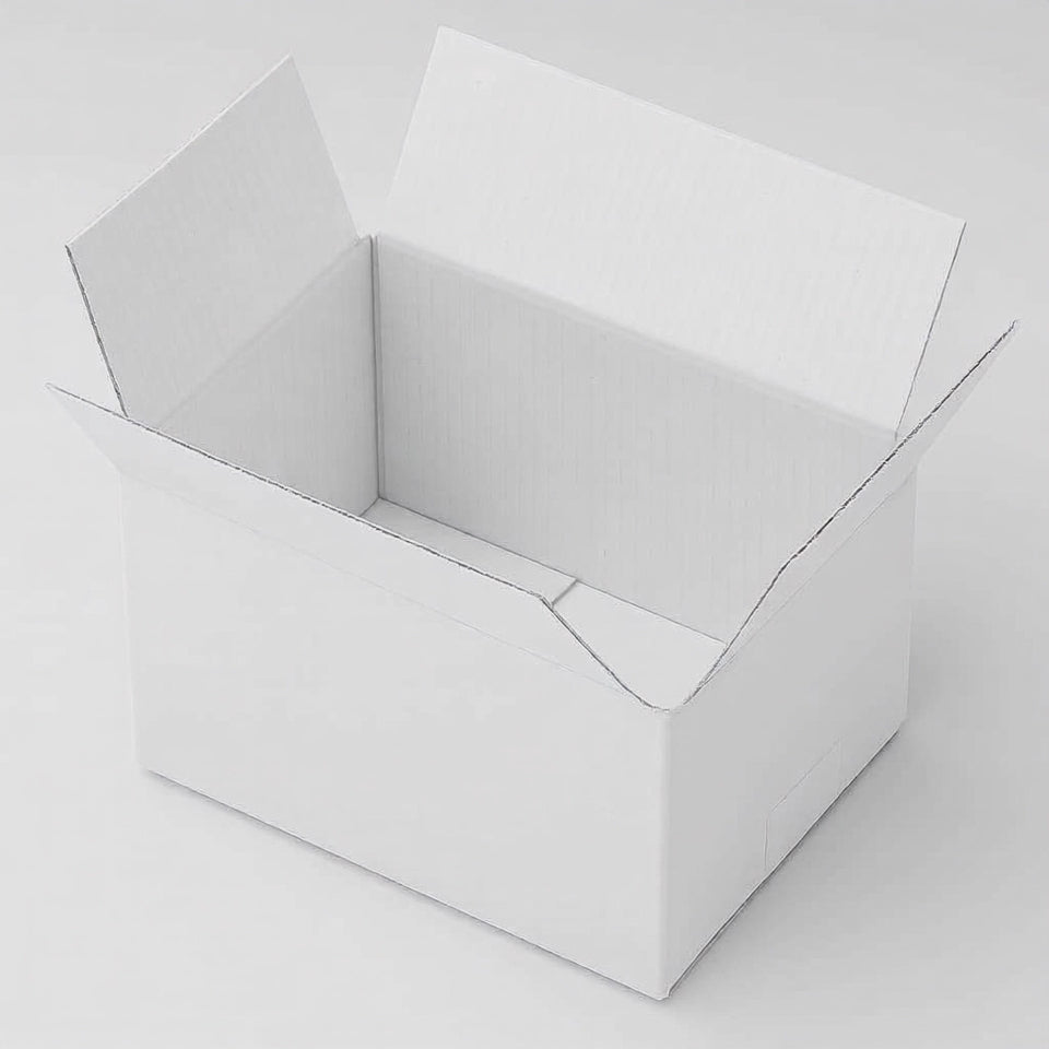 Rotacion 360º Cajita de embalaje pequeña y robusta medidas 160x115x102 mm en color blanco interior y experior. Perfecta para packaging ecológico de productos ligeros, envíos por mensajería o protección de objetos delicados. Fabricada en cartón reciclado de canal simple, ideal para negocios online que buscan una presentación cuidada y funcional.