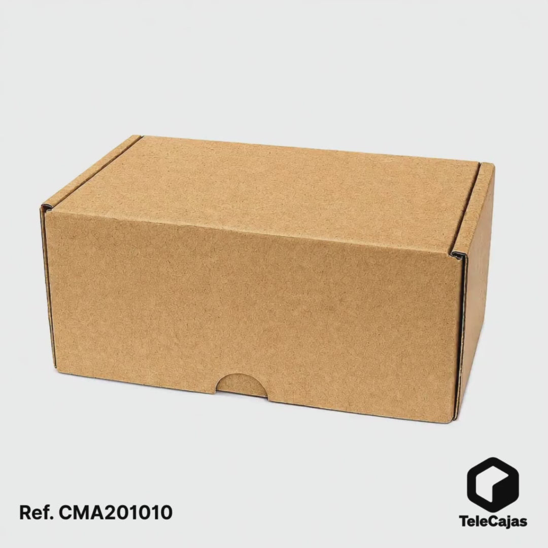 Video 3d Cajita de embalaje resistente de canal simple reforzado, automontable y anónima, fabricada en cartón reciclado kraft. Dimensiones interiores 20x10x10 cm. Perfecta para packaging ecológico de productos ligeros, regalos corporativos, detalles de boda o envíos postales compactos. Su diseño con tapa asegura una presentación profesional sin necesidad de cinta adhesiva.