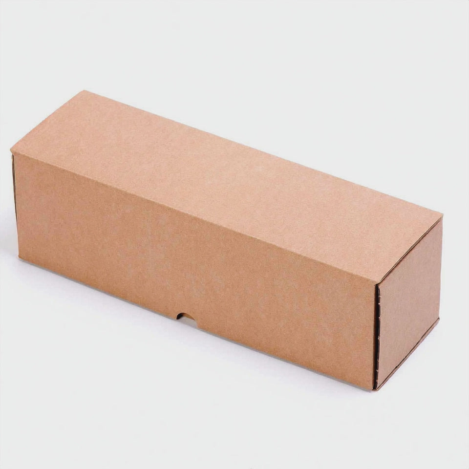 Video Caja de embalaje resistente automontable de medidas interiores 36x12x12 cm en color kraft, fabricada en cartón reforzado de canal simple. Perfecta como packaging ecológico para tiendas online, envío de botellas, productos alargados o artículos promocionales. 
